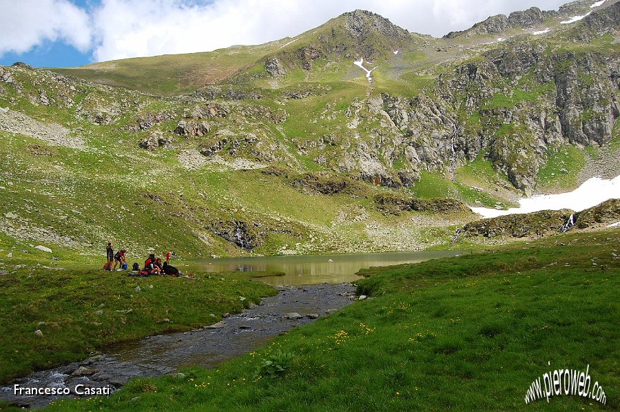 38 Escursionisti si rilassano al laghetto.jpg
